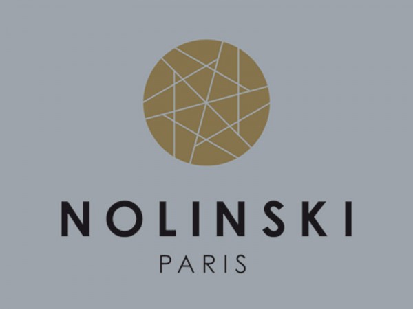 <span>Hôtel 5* Nolinski à Paris</span><i>→</i>